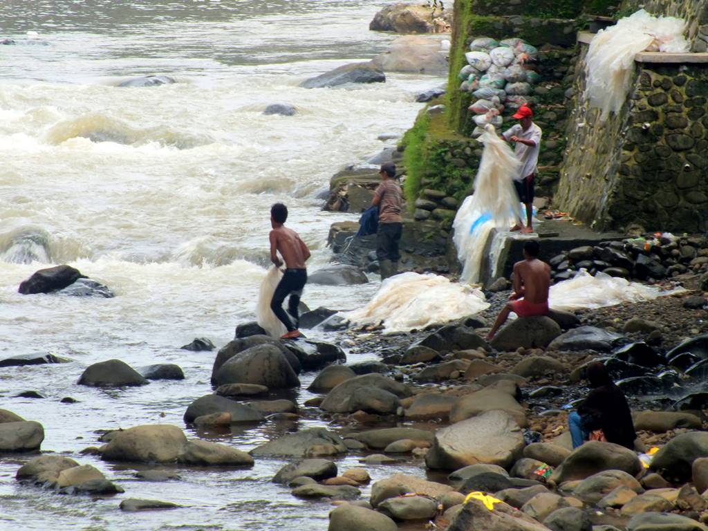 foto kehidupan pinggir sungai ciliwung