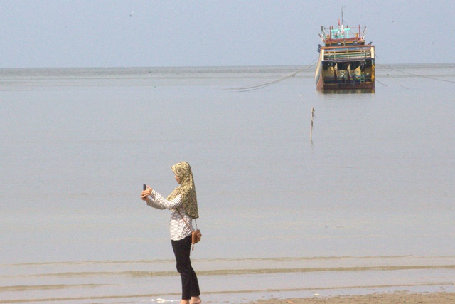 Wanita di Pantai Kartini rembang