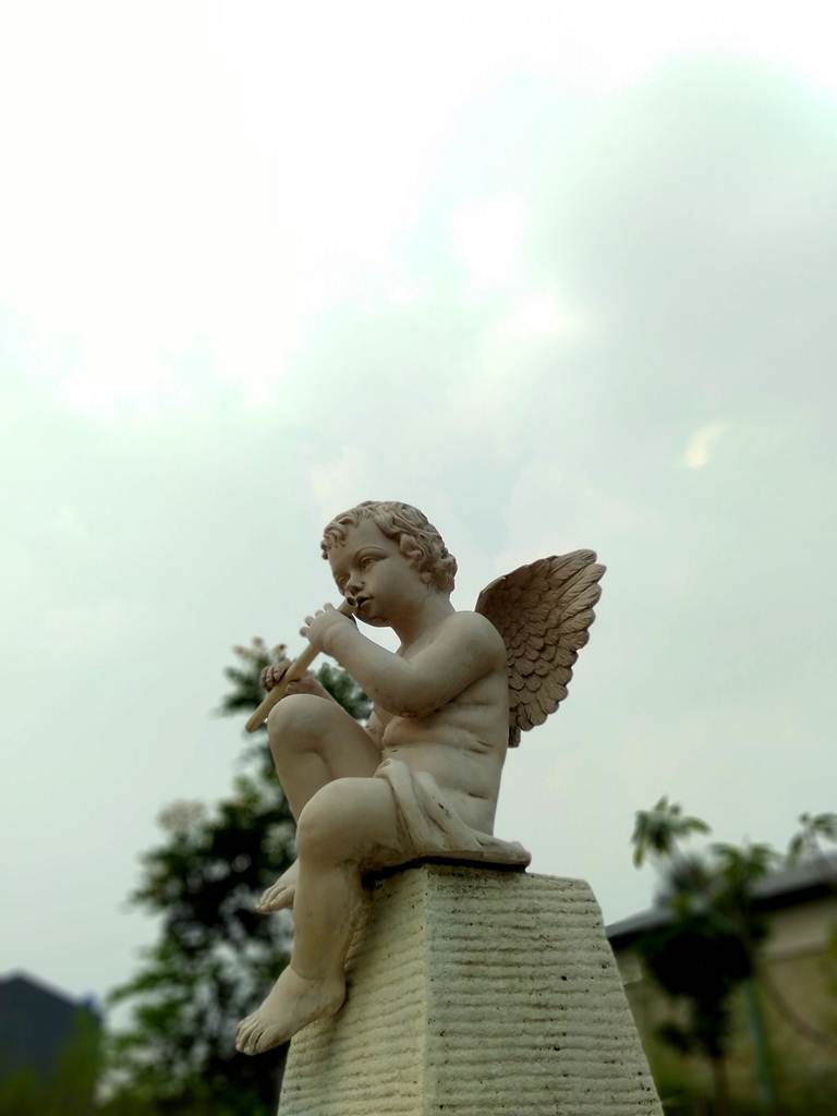 [FOTO] Patung Malaikat Kecil Bermain Seruling Di Vila Bogor Indah 6