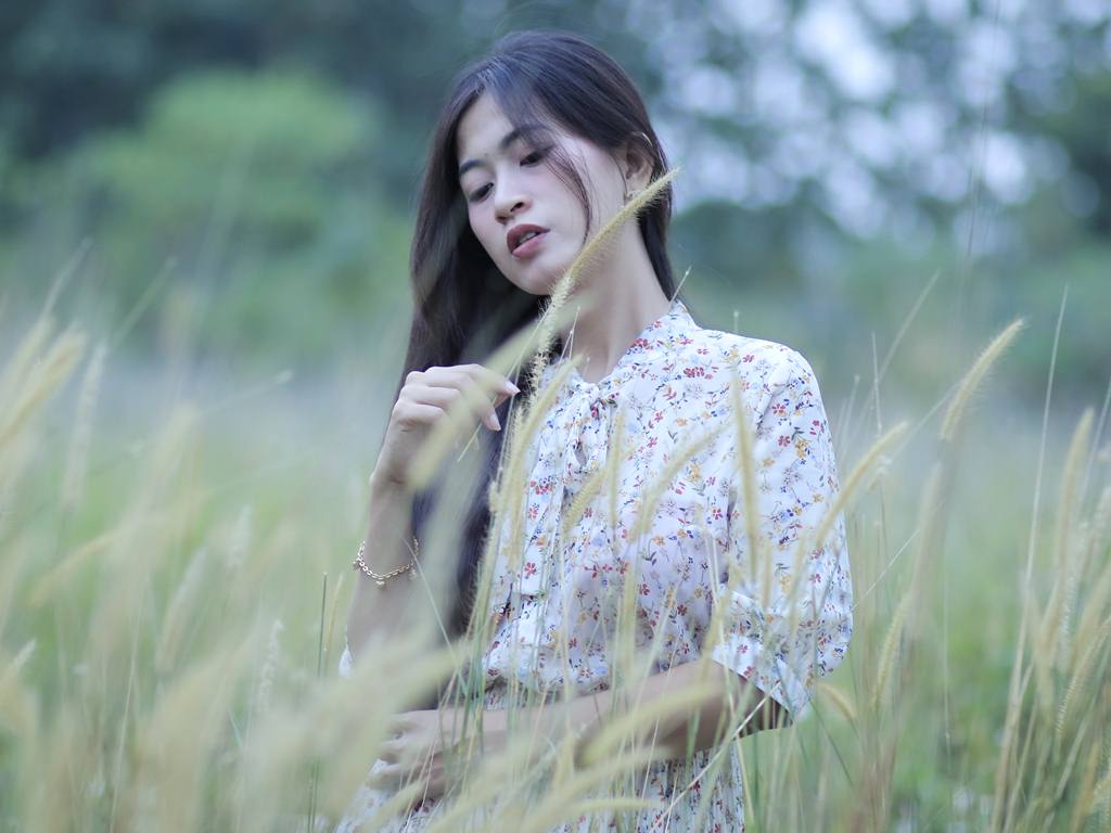 Maniak Potret Badet Zarhaeni Model Wanita padang rumput