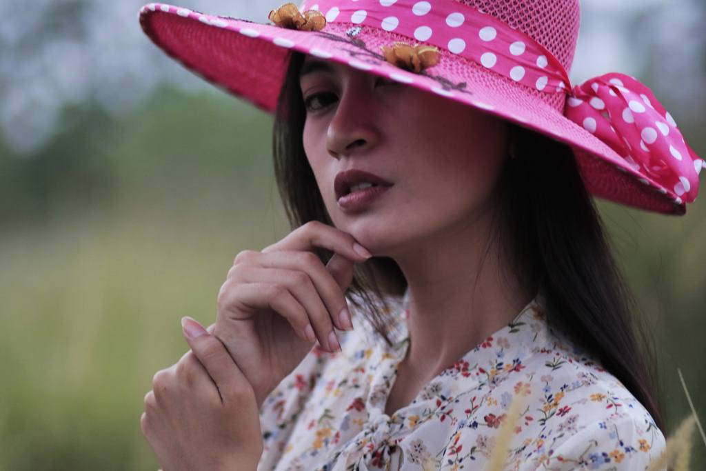 Maniak Potret Badet Zarhaeni Model Wanita topi pink